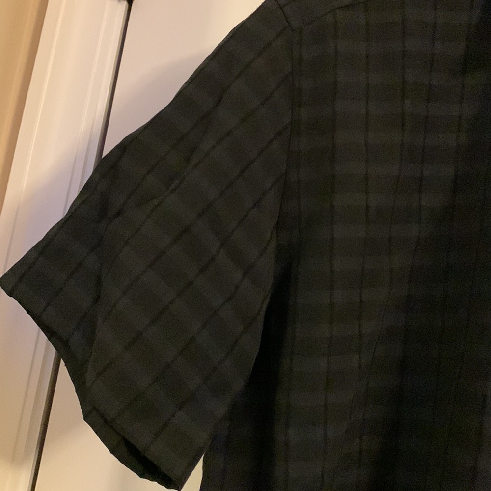 Sharp Black Color On Color Pattern On Short Sleev… - image 4